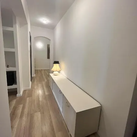 Large 4 Bedroom With Use Of Pool *