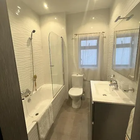 Large 4 Bedroom With Use Of Pool *
