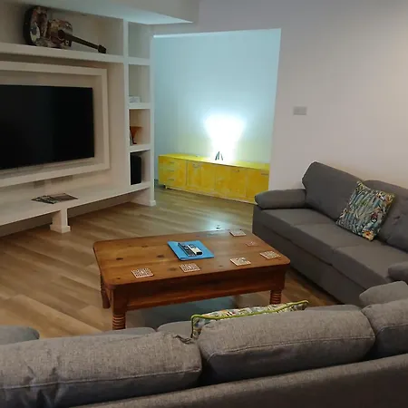 Large 4 Bedroom With Use Of Pool *