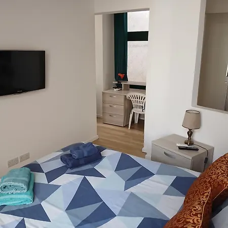 Apartman Large, Spacious 4 Bedroom With Use Of Pool *