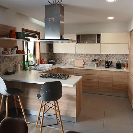 Large, Spacious 4 Bedroom With Use Of Pool