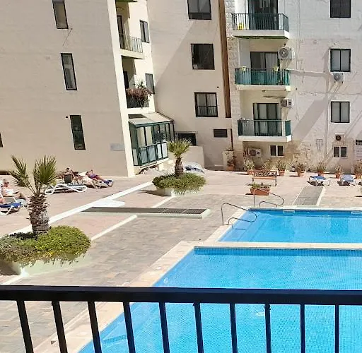 Cosy 4 Bedroom With Use Of Pool Apartament